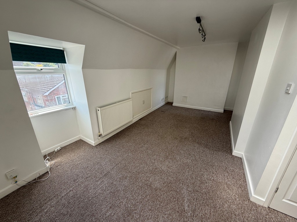 Lot: 104 - FREEHOLD BUILDING ARRANGED AS TWO FLATS ABOVE COMMERCIAL PREMISES SOLD ON LONG LEASE - Top Floor Bedroom